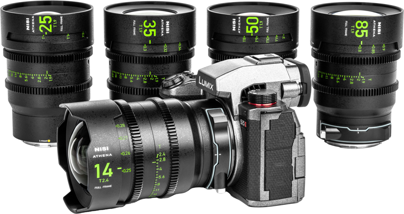 800q-03_126410 Digitaalikamera, jossa on NiSi Cine Lens Athena Prime 14mm T2.4 (L-mount) -objektiivi, näkyy neljän muun NiSi Cine Lens Athena Prime Set L-mount -objektiivin edessä: Kaikki valkoisella taustalla.