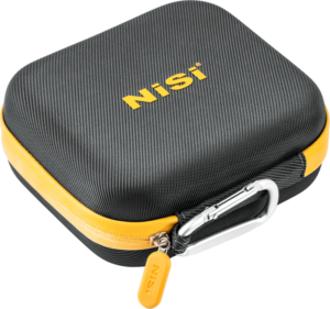 800q-03_126475 NiSi Filter Pouch Pro Caddy 95 II on musta, neliskulmainen kova kotelo, jossa on keltainen vetoketju, hopeinen karabiini ja keltainen NiSi-logo yläosassa, ja joka on suunniteltu suojaamaan ja kuljettamaan pyöreitä suodattimia ja pieniä esineitä.