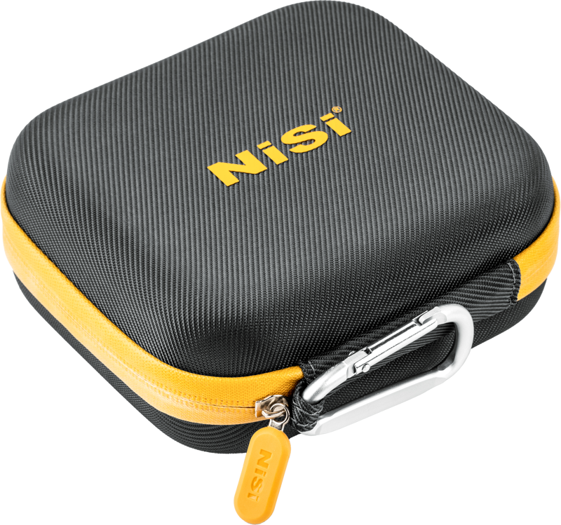 800q-03_126475 NiSi Filter Pouch Pro Caddy 95 II on musta, neliskulmainen kova kotelo, jossa on keltainen vetoketju, hopeinen karabiini ja keltainen NiSi-logo yläosassa, ja joka on suunniteltu suojaamaan ja kuljettamaan pyöreitä suodattimia ja pieniä esineitä.