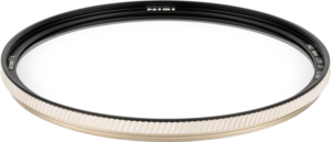 800q-03_126950 NiSi-suodattimen UV Armor FX Pro Nano L395 40.5mm -suojasuodin lähikuvassa näkyy sen pyöreä, ohut, harjattu metallinen reuna ja kirkas lasikeskiö valkoista taustaa vasten.