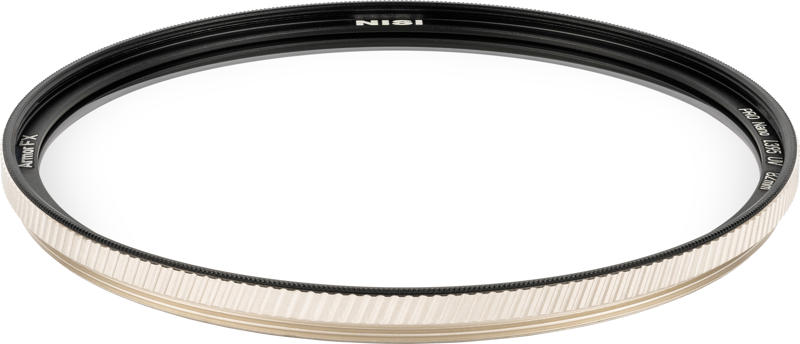 800q-03_126950 NiSi-suodattimen UV Armor FX Pro Nano L395 40.5mm -suojasuodin lähikuvassa näkyy sen pyöreä, ohut, harjattu metallinen reuna ja kirkas lasikeskiö valkoista taustaa vasten.