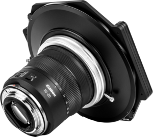 800q-03_126965 NiSi Filter Holder S6 Alpha Kit for Canon RF 10-20mm f/4 -suodattimen pidike S6 Alpha Kit for Canon RF 10-20mm f/4 on kuvassa kiinnitettynä objektiiviin suurella mustalla sovitinlevyllä, sivulta katsottuna valkoista taustaa vasten.