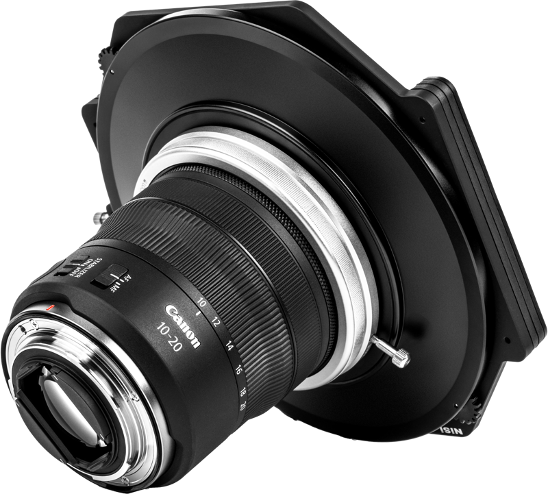 800q-03_126965 NiSi Filter Holder S6 Alpha Kit for Canon RF 10-20mm f/4 -suodattimen pidike S6 Alpha Kit for Canon RF 10-20mm f/4 on kuvassa kiinnitettynä objektiiviin suurella mustalla sovitinlevyllä, sivulta katsottuna valkoista taustaa vasten.