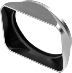 NISI Lens Hood, UV-Filter & Cap for Fujifilm X100 series -suodinpaketti, hopea on hopean ja mustan värinen suorakulmainen linssinsuojus, jonka kuvioitu sisäpuoli estää hajavaloa ja vähentää häikäisyä.