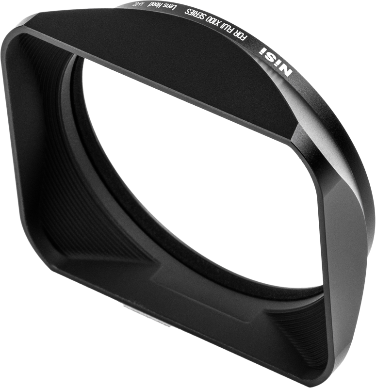 800q-03_127132 NISI Lens Hood, UV-Filter & Cap for Fujifilm X100 series -suodinpaketti on musta NiSi-tuotemerkillä ja pyöristetyillä reunoilla varustettu linssinsuojus, joka on suunniteltu vähentämään häikäisyä ja heijastuksia täyskuvakameroissa.