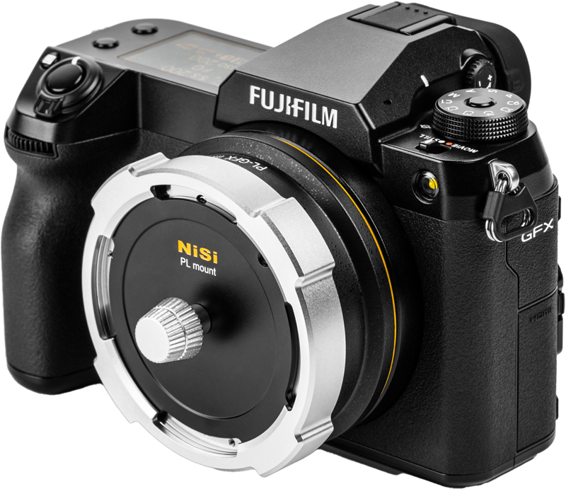 800q-03_127341 Musta Fujifilm GFX -kamera, jossa on suuri hopean ja mustan värinen NiSi Cine -objektiivin kiinnityssovitin Athena PL-GFX kiinnitettynä objektiivin kiinnikkeeseen, valkoista taustaa vasten.
