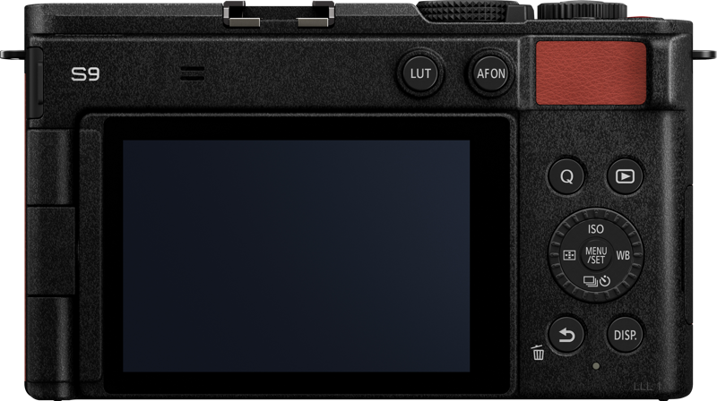 800q-03_128237 Panasonic Lumix S9 -järjestelmäkameran takakuva, Crimson Red, jossa näkyy suuri LCD-näyttö, useita ohjauspainikkeita, punainen kahvan korostus oikealla ylhäällä ja ISO-, valikko- ja valkotasapainon asetusten valitsimet.