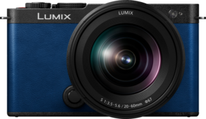 Etukuva yönsinisestä Panasonic Lumix S9 -digitaalikamerasta, johon on kiinnitetty 20-60mm f/3.5-5.6 -objektiivi ja jossa on "LUMIX"-brändinimi objektiivin yläpuolella.