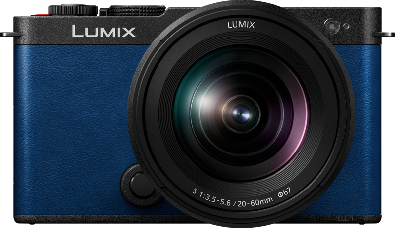 Etukuva yönsinisestä Panasonic Lumix S9 -digitaalikamerasta, johon on kiinnitetty 20-60mm f/3.5-5.6 -objektiivi ja jossa on "LUMIX"-brändinimi objektiivin yläpuolella.
