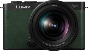 800q-03_128240 Etukuva Panasonic Lumix S9 Dark Olive -kamerasta, jossa on teksturoitu vihreä runko ja kiinnitetty 20-60mm f/3.5-5.6 -objektiivi, jonka objektiivin tynnyrissä lukee "S 1:3.5-5.6/20-60mm Ø67".
