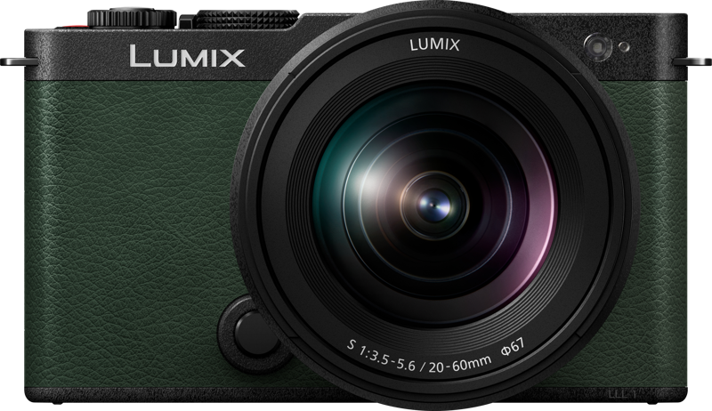 800q-03_128240 Etukuva Panasonic Lumix S9 Dark Olive -kamerasta, jossa on teksturoitu vihreä runko ja kiinnitetty 20-60mm f/3.5-5.6 -objektiivi, jonka objektiivin tynnyrissä lukee "S 1:3.5-5.6/20-60mm Ø67".