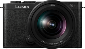 800q-03_128241 Panasonic Lumix S9 Jet Black -peilittömän kameran etukuva, jossa on kuvioitu kahva ja irrotettava 20-60 mm f/3.5-5.6 -objektiivi; LUMIX-brändi näkyy objektiivin yläpuolella.