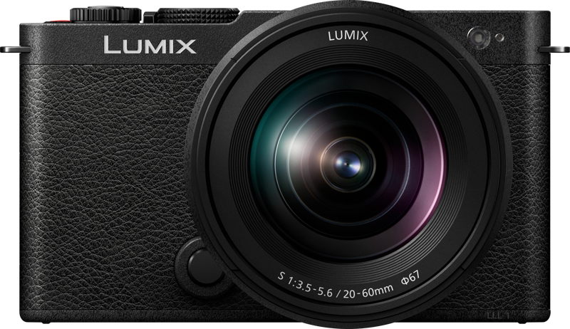 800q-03_128241 Panasonic Lumix S9 Jet Black -peilittömän kameran etukuva, jossa on kuvioitu kahva ja irrotettava 20-60 mm f/3.5-5.6 -objektiivi; LUMIX-brändi näkyy objektiivin yläpuolella.
