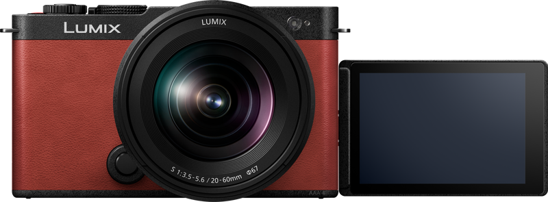800q-03_128242 Panasonic Lumix S9 Crimson Red -digitaalikamera, jossa on 20-60mm f/3.5-5.6 -objektiivi, näkyy edestä, ja sen LCD-näyttö on käännetty sivulle ja näyttää tyhjän, mustan näytön.