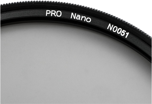 Lähikuva NiSi-suodattimen Circular Polarizer Pro Nano HUC 105mm reunasta, jossa näkyy musta reunus, jossa on valkoinen PRO Nano N0051 -teksti vaaleanharmaata taustaa vasten.