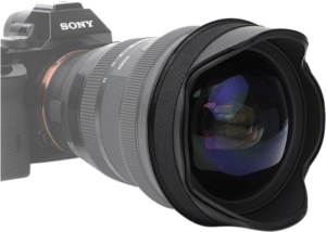 Sigma 12-24mm f/4 -objektiivin NiSi-sovitinrengas lähikuvassa, jossa korostuu sen tarkka istuvuus ja kuvioitu viimeistely. Sovitin on kiinnitetty objektiiviin, ja osa kameran rungosta näkyy taustalla.