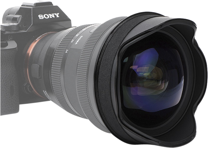 Sigma 12-24mm f/4 -objektiivin NiSi-sovitinrengas lähikuvassa, jossa korostuu sen tarkka istuvuus ja kuvioitu viimeistely. Sovitin on kiinnitetty objektiiviin, ja osa kameran rungosta näkyy taustalla.