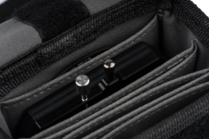 800q-04_111173 NiSi Pouch for M75 Holder and Filters -laukun lähikuvassa näkyy kameran suodattimen pidike, jossa on metalliset säätönupit, jotka on säilytetty siististi yhdessä sen pehmustetuista lokeroista.