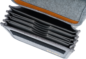 800q-04_113464 Näkymä ylhäältä alas NiSi Filter Pouch Pro Caddy 150mm:stä, harmaasta organisointilaitteesta, jossa on useita säädettäviä pehmustettuja väliseiniä ja ruskea korostus sisäreunassa.