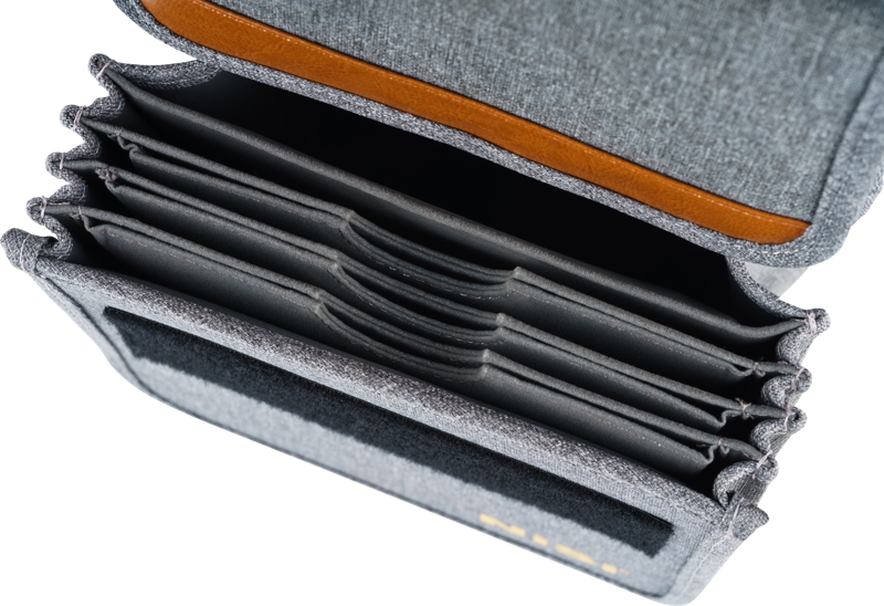 800q-04_113464 Näkymä ylhäältä alas NiSi Filter Pouch Pro Caddy 150mm:stä, harmaasta organisointilaitteesta, jossa on useita säädettäviä pehmustettuja väliseiniä ja ruskea korostus sisäreunassa.