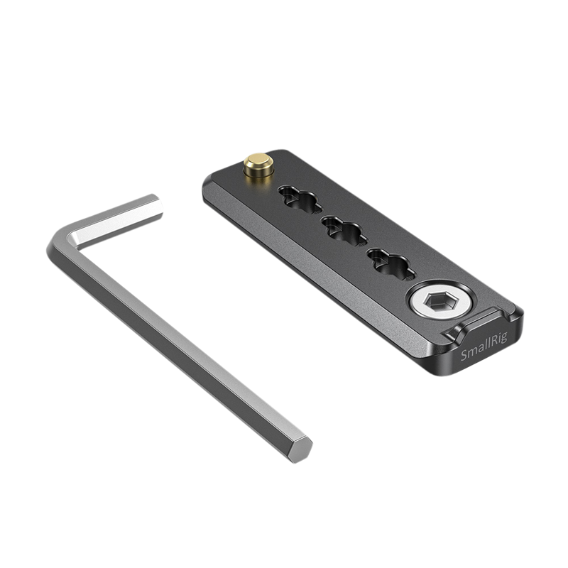 800q-04_113877 Musta metallinen SmallRig 2395 Nato Rail for Mobile Phone Cage -matkapuhelinhäkki, jossa on useita kierteitettyjä reikiä, kultainen ruuvi ja hopeinen kuusiokoloavain (kuusiokoloavain) valkoisella pohjalla.