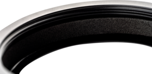 800q-04_114814 Lähikuva NiSi Filter Allure Soft for Fuji X100 (Silver) -diffuusiosuodin reunasta ja sisäreunasta, korostaen sen metallisia ja kuvioituja mustia pintoja tavallista vaaleaa taustaa vasten.