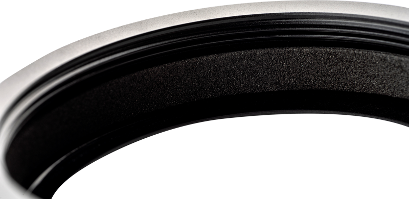 800q-04_114814 Lähikuva NiSi Filter Allure Soft for Fuji X100 (Silver) -diffuusiosuodin reunasta ja sisäreunasta, korostaen sen metallisia ja kuvioituja mustia pintoja tavallista vaaleaa taustaa vasten.