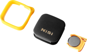 800q-04_117171 NiSi Remote Control Bluetooth -kaukosäädin näkyy pyöreällä suodattimella ja kahdella keltaisella suojapidikkeellä vaalealla taustalla.