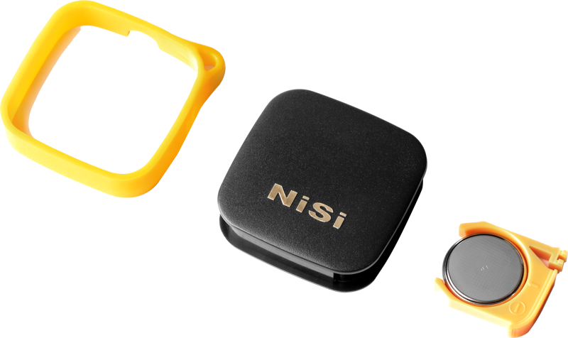 800q-04_117171 NiSi Remote Control Bluetooth -kaukosäädin näkyy pyöreällä suodattimella ja kahdella keltaisella suojapidikkeellä vaalealla taustalla.