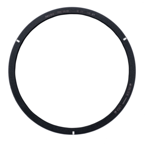 Musta, pyöreä NiSi Filter True Color CPL for V7 Holder, jossa on valkoinen teksti, näkyy vaaleanharmaalla pohjalla. Renkaassa on pienet lovet ja merkinnät, jotka merkitsevät lukituksen avaus- ja lukitusasennot.