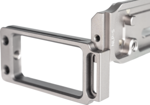 800q-04_119671 Lähikuva NiSi Universal Adjustable L-Plate NLP-S -metallirakenteisesta, suorakulmaisesta, tarkkaan työstetystä kamerakannattimesta, jossa on näkyvät ruuvit, kaiverrettu NLP-S-merkintä toisella puolella ja mattahopea pinta.