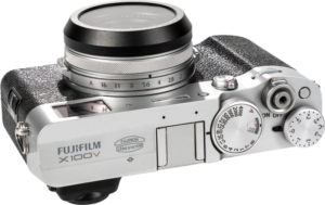 800q-04_120771 NiSi Filter Black Mist 1/4 diffuusiosuodatin Fujifilm X-100 -sarjaan mustana, joka korostaa sen sopivuutta kameran objektiiviin ja yhteensopivuutta X-100-mallien kanssa.