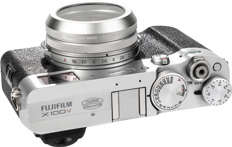 800q-04_120772 NiSi-suodatin Black Mist 1/4 for Fujifilm X-100 Series Silver -diffuusiosuodin näkyy ylhäältäpäin valkoisella taustalla korostaen sen muotoilua ja yhteensopivuutta hopeanväristen Fujifilm X-100 -sarjan kameroiden kanssa.