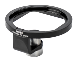 800q-04_121158 Lähikuva NiSi Filter Holder IP-A for iPhone -suodattimesta, mustasta metallisovittimesta, jossa on pyöreä kehys ja hopeinen säätönuppi ja joka on suunniteltu suodattimien tai lisävarusteiden kiinnittämiseen iPhone-kameraan.