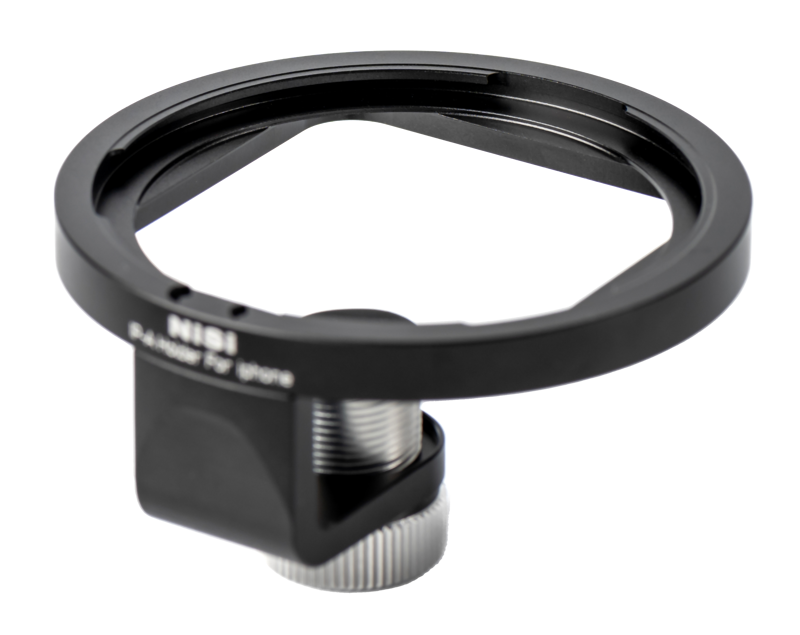 800q-04_121158 Lähikuva NiSi Filter Holder IP-A for iPhone -suodattimesta, mustasta metallisovittimesta, jossa on pyöreä kehys ja hopeinen säätönuppi ja joka on suunniteltu suodattimien tai lisävarusteiden kiinnittämiseen iPhone-kameraan.