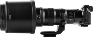 NiSi-suodatin UHD UV L395 on suunniteltu Nikkor Z 800mm f/6.3 VR S -objektiiville, joka on kuvassa kiinnitettynä Nikonin peilittömään kameraan valkoisella taustalla, ja objektiivin alla on jalustakiinnike.