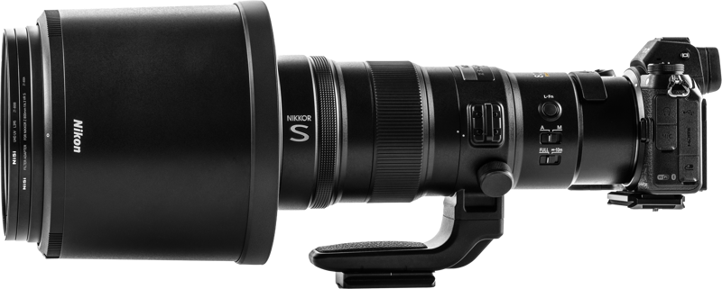 NiSi-suodatin UHD UV L395 on suunniteltu Nikkor Z 800mm f/6.3 VR S -objektiiville, joka on kuvassa kiinnitettynä Nikonin peilittömään kameraan valkoisella taustalla, ja objektiivin alla on jalustakiinnike.