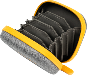 800q-04_122218 NiSi Filter Pouch Pro Caddy 62 for Circular Filters -suodattimille on harmaa ja keltainen vetoketjullinen muotoilu, jossa on harmonikkatyyliset lokerot, jotka sopivat ihanteellisesti pienten esineiden, kuten suodattimien, korttien tai kolikoiden järjestämiseen.