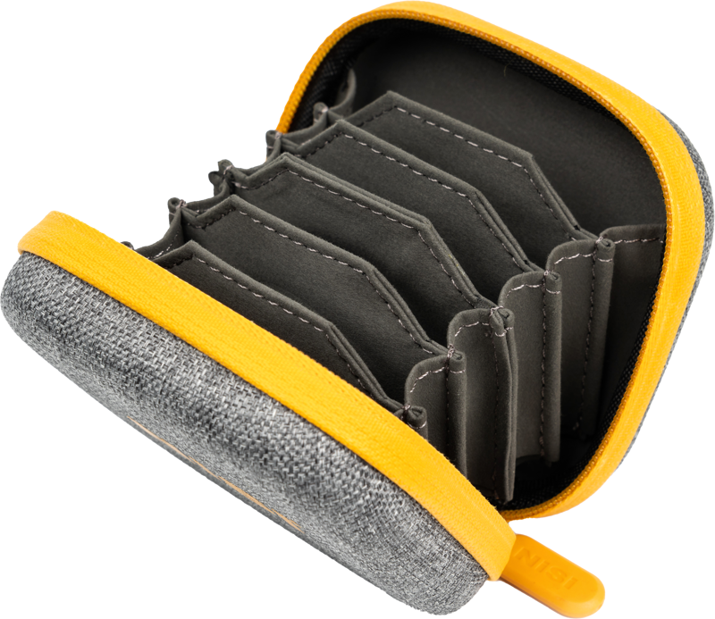 800q-04_122218 NiSi Filter Pouch Pro Caddy 62 for Circular Filters -suodattimille on harmaa ja keltainen vetoketjullinen muotoilu, jossa on harmonikkatyyliset lokerot, jotka sopivat ihanteellisesti pienten esineiden, kuten suodattimien, korttien tai kolikoiden järjestämiseen.