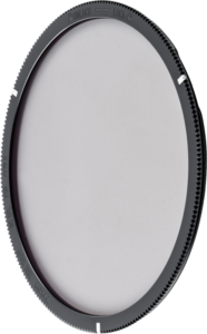 800q-04_123875 Lähikuvassa näkyy NiSi Filter Holder Kit M75 II TRUE COLOR 75mm System -levysuodin pidike, jossa on pyöreä, musta harjattu kehys, jossa on valkoiset merkinnät, hieman kulmikkaasti vaaleaa taustaa vasten.