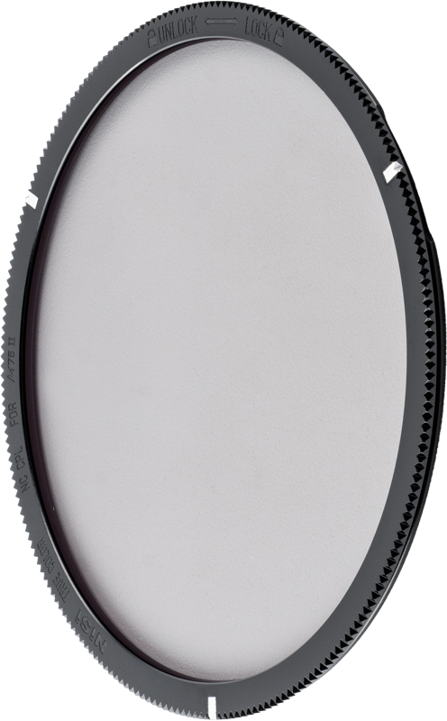 800q-04_123875 Lähikuvassa näkyy NiSi Filter Holder Kit M75 II TRUE COLOR 75mm System -levysuodin pidike, jossa on pyöreä, musta harjattu kehys, jossa on valkoiset merkinnät, hieman kulmikkaasti vaaleaa taustaa vasten.