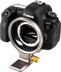 800q-04_124045 Canon EOS 6D Mark II DSLR-kamera, joka on kiinnitetty NiSi Wizard Camera Positioning Bracket W-82D -kameran paikannustelineeseen, jossa on kiinnitetty jalusta, kuvassa ilman objektiivia.