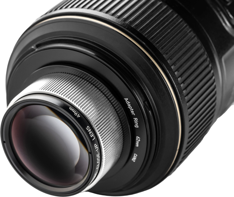 Lähikuva NiSi Close Up Lens Kit NC 49mm -lähilinssi, jossa korostuvat yksityiskohtaiset renkaat, merkinnät ja selkeät heijastukset linssin lasissa.