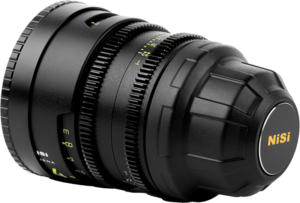 Lähikuva NiSi Cine Rear Lens Cap PL-Mount -objektiivinsuojuksesta, jossa on musta muotoilu keltaisilla merkinnöillä ja kuvioitu pinta valkoista taustaa vasten.