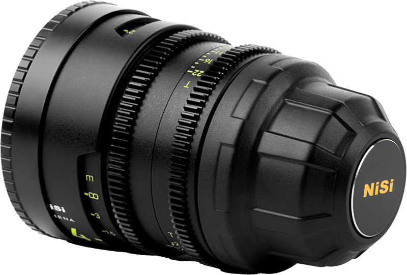 Lähikuva NiSi Cine Rear Lens Cap PL-Mount -objektiivinsuojuksesta, jossa on musta muotoilu keltaisilla merkinnöillä ja kuvioitu pinta valkoista taustaa vasten.