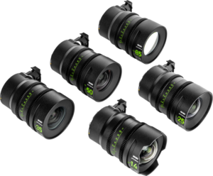800q-04_126410 Viisi NiSi Cine Lens Athena Prime Set L-Mount -objektiivia (14mm, 25mm, 35mm, 50mm, 85mm), joissa on vihreät merkinnät ja tarkennusrenkaat, on sijoitettu vaalealle taustalle.