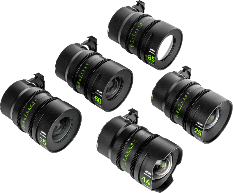 800q-04_126410 Viisi NiSi Cine Lens Athena Prime Set L-Mount -objektiivia (14mm, 25mm, 35mm, 50mm, 85mm), joissa on vihreät merkinnät ja tarkennusrenkaat, on sijoitettu vaalealle taustalle.