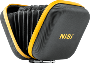 800q-04_126475 NiSi Filter Pouch Pro Caddy 95 II for Circular Filters on musta-keltainen kova kotelo, jossa on harmonikkatyyliset lokerot, jotka sopivat täydellisesti kameran suodattimien järjestämiseen ja suojaamiseen.