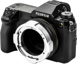 800q-04_127341 NiSi Cine Lens Mount Adapter Athena PL-GFX on kiinnitetty mustaan Fujifilm GFX -kamerarunkoon ilman objektiivia, ja siinä korostuvat metallinen sovitin, objektiivin kiinnitys ja säätökiekot ylä- ja sivussa.