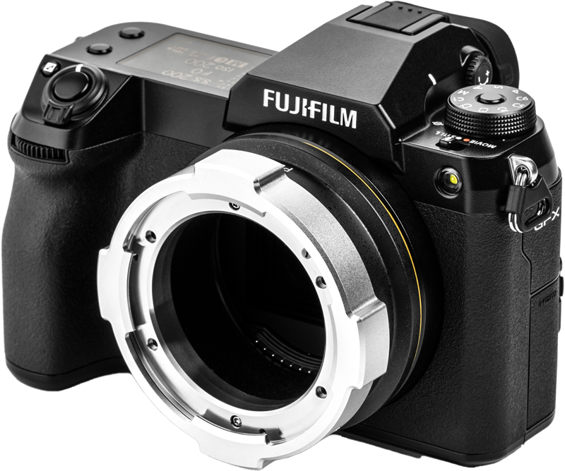 800q-04_127341 NiSi Cine Lens Mount Adapter Athena PL-GFX on kiinnitetty mustaan Fujifilm GFX -kamerarunkoon ilman objektiivia, ja siinä korostuvat metallinen sovitin, objektiivin kiinnitys ja säätökiekot ylä- ja sivussa.